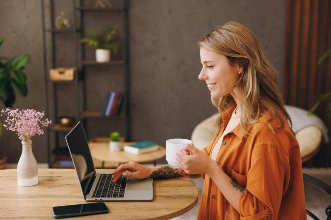 Trabalho home office oferece vantagens para profissionais e empresas (Imagem: ViDI Studio | Shutterstock) - (crédito: EdiCase) Trabalho home office oferece vantagens para profissionais e empresas (Imagem: ViDI Studio | Shutterstock) - (crédito: EdiCase)