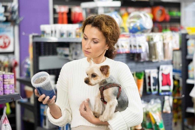 É importante compreender as informações contidas nas embalagens dos alimentos para pets (Imagem: BearFotos | Shutterstock) - (crédito: EdiCase) É importante compreender as informações contidas nas embalagens dos alimentos para pets (Imagem: BearFotos | Shutterstock) - (crédito: EdiCase)