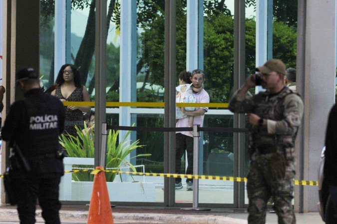 O homem está acompanhado da esposa e de duas filhas e estaria usando como escudo uma das crianças - (crédito: Minervino Júnior/CB/D.A.Press) O homem está acompanhado da esposa e de duas filhas e estaria usando como escudo uma das crianças - (crédito: Minervino Júnior/CB/D.A.Press)
