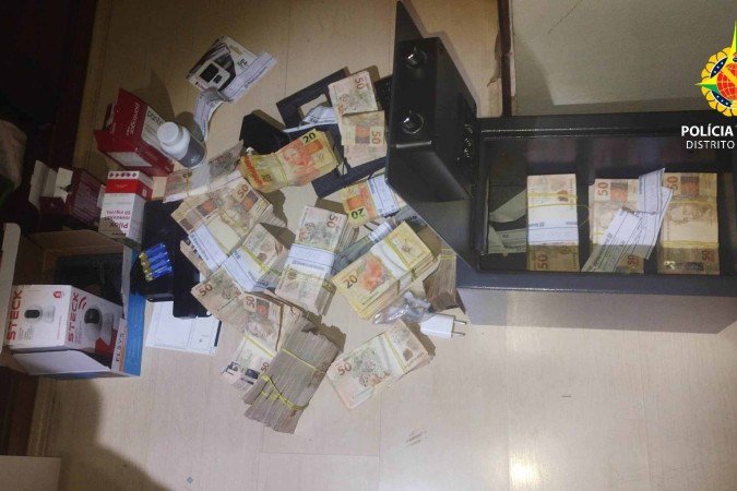 Diversos maços de dinheiro em espécie espalhados pelo quarto, totalizando aproximadamente meio milhão de reais
- (crédito: Divulgação/PMDF) Diversos maços de dinheiro em espécie espalhados pelo quarto, totalizando aproximadamente meio milhão de reais
- (crédito: Divulgação/PMDF)