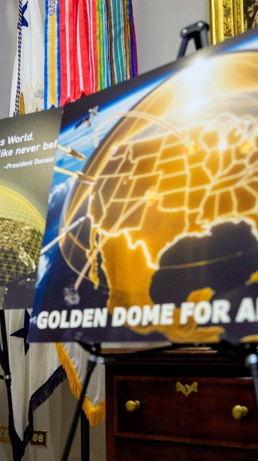 Cartaz representando uma 'Cúpula Dourada para a América'       -  (crédito: Andrew Harnik / GETTY IMAGES NORTH AMERICA / Getty Images via AFP)