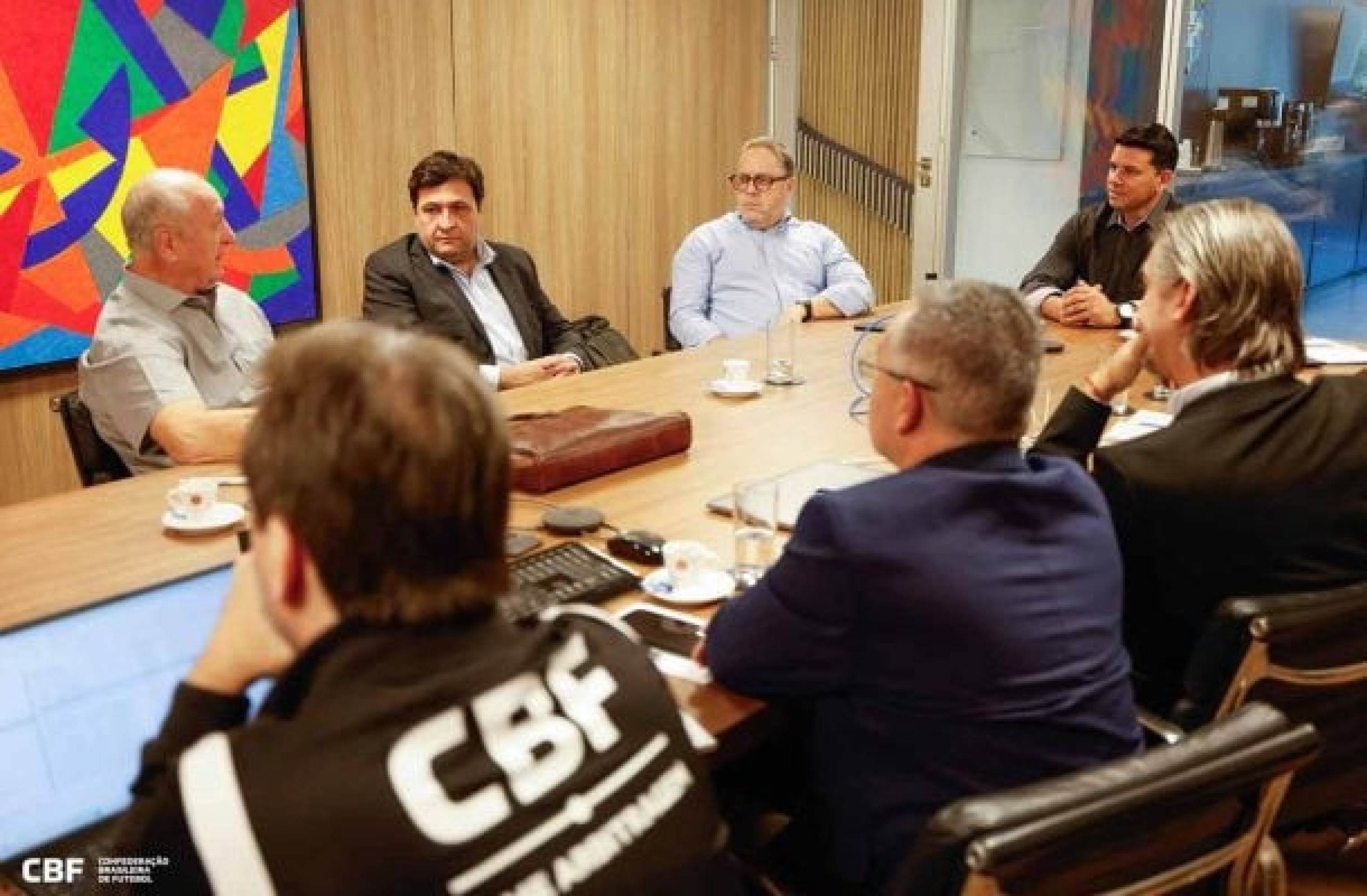 Alberto Guerra e Felipão durante reunião na sede da CBF, no Rio de Janeiro -  (crédito: Foto: Rafael Ribeiro / CBF)