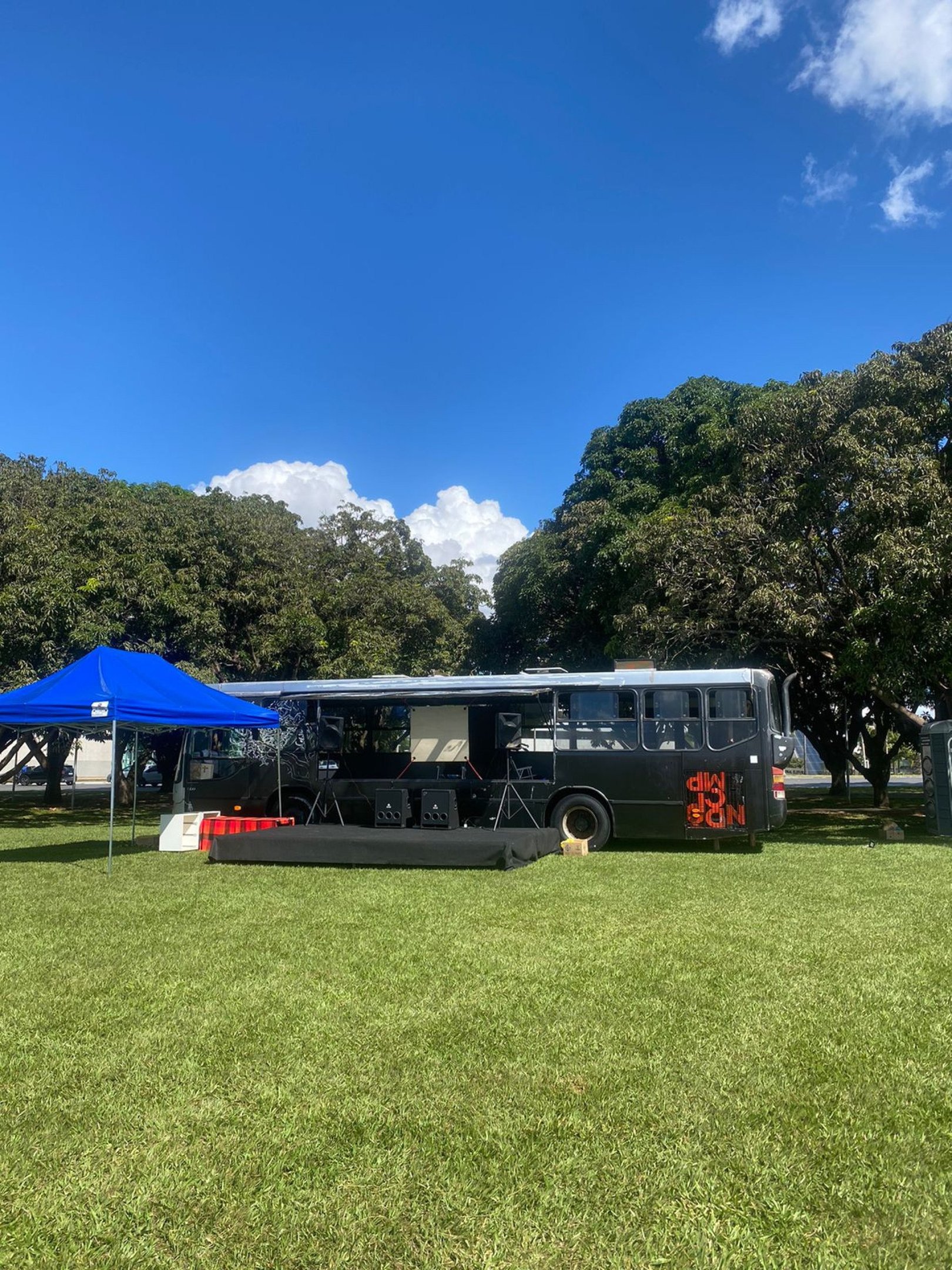 Montada em um ônibus-galeria, a exposição Corpo/Som chega a Samambaia