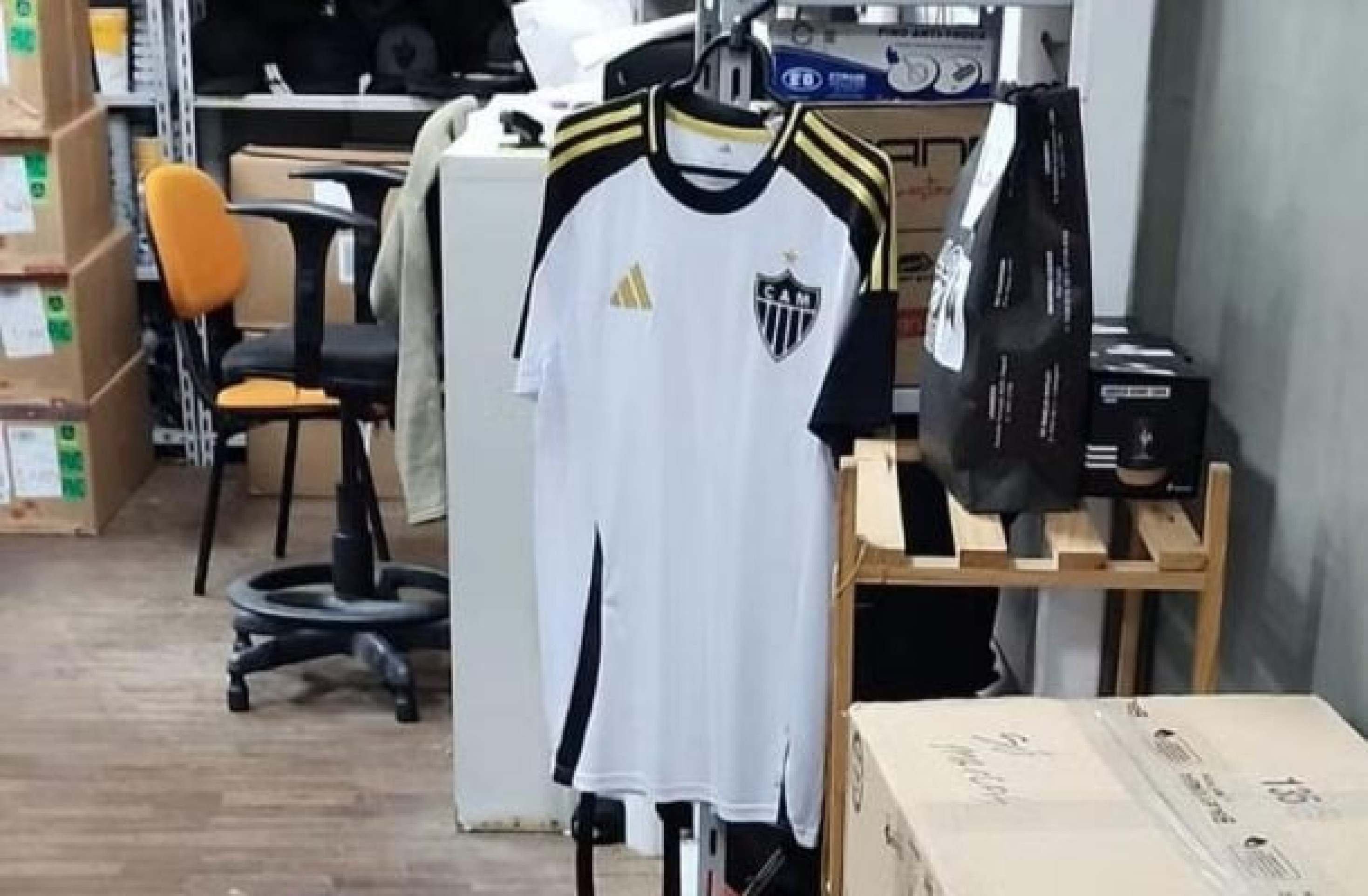 Supostas imagens da nova camisa 2 do Atlético vazam na internet