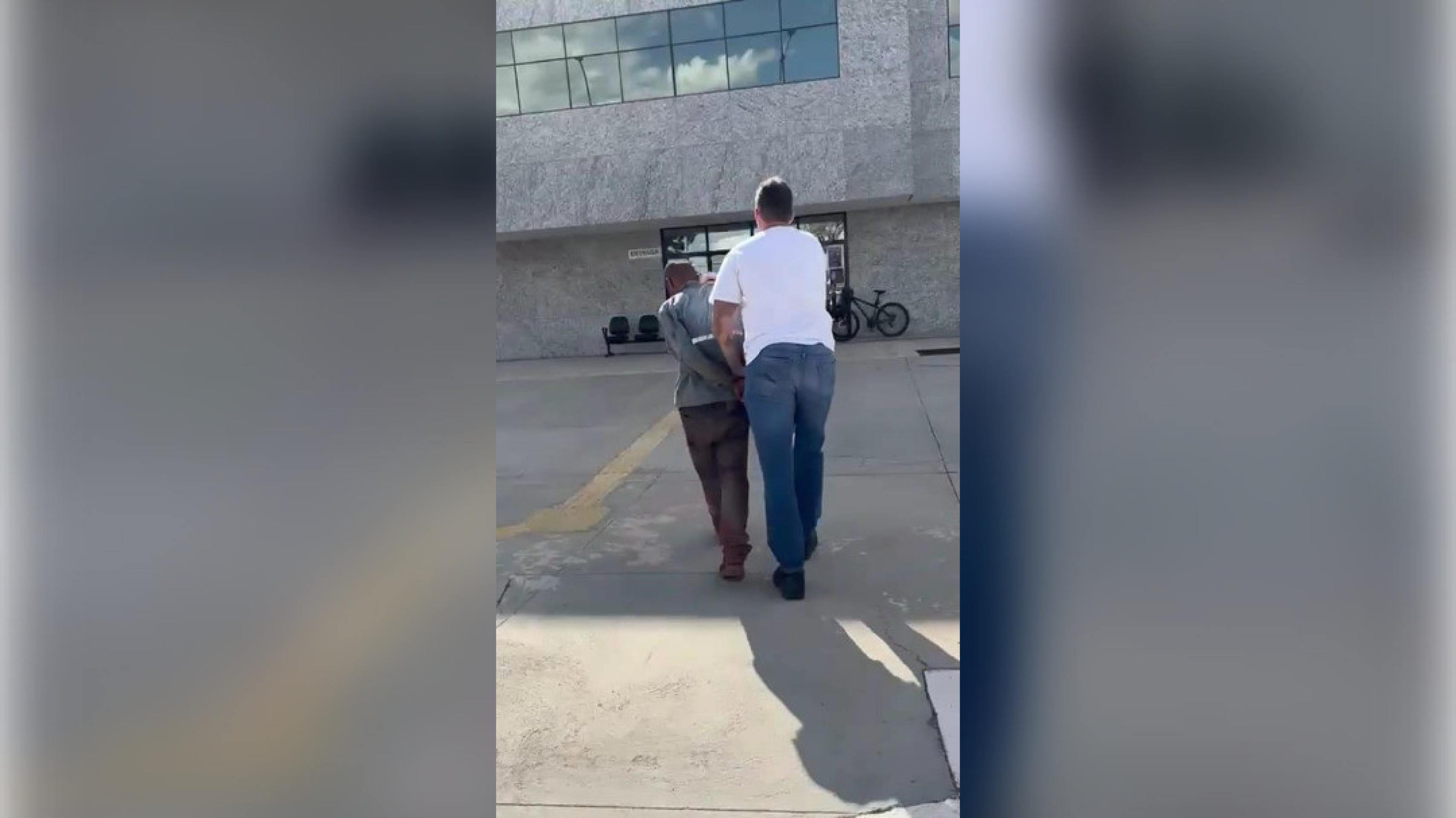 Homem é preso por incêndio e descumprimento de medida protetiva Homem é preso por incêndio e descumprimento de medida protetiva