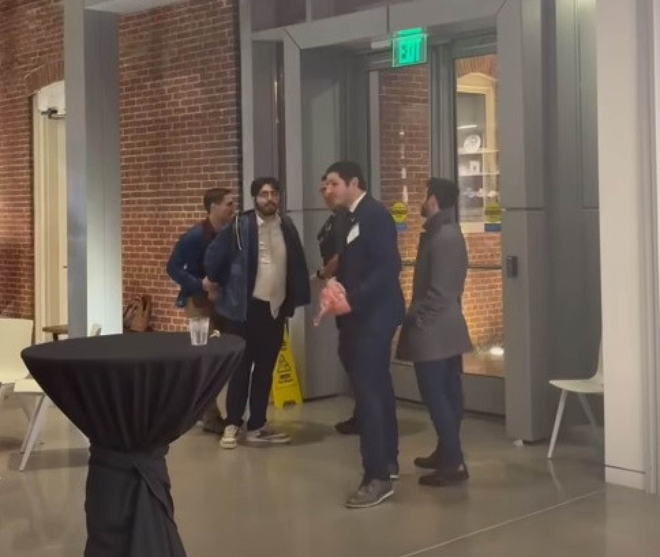 O assassino Elias Rodríguez (C, de barba), 30 anos, é flagrado minutos depois do ataque 