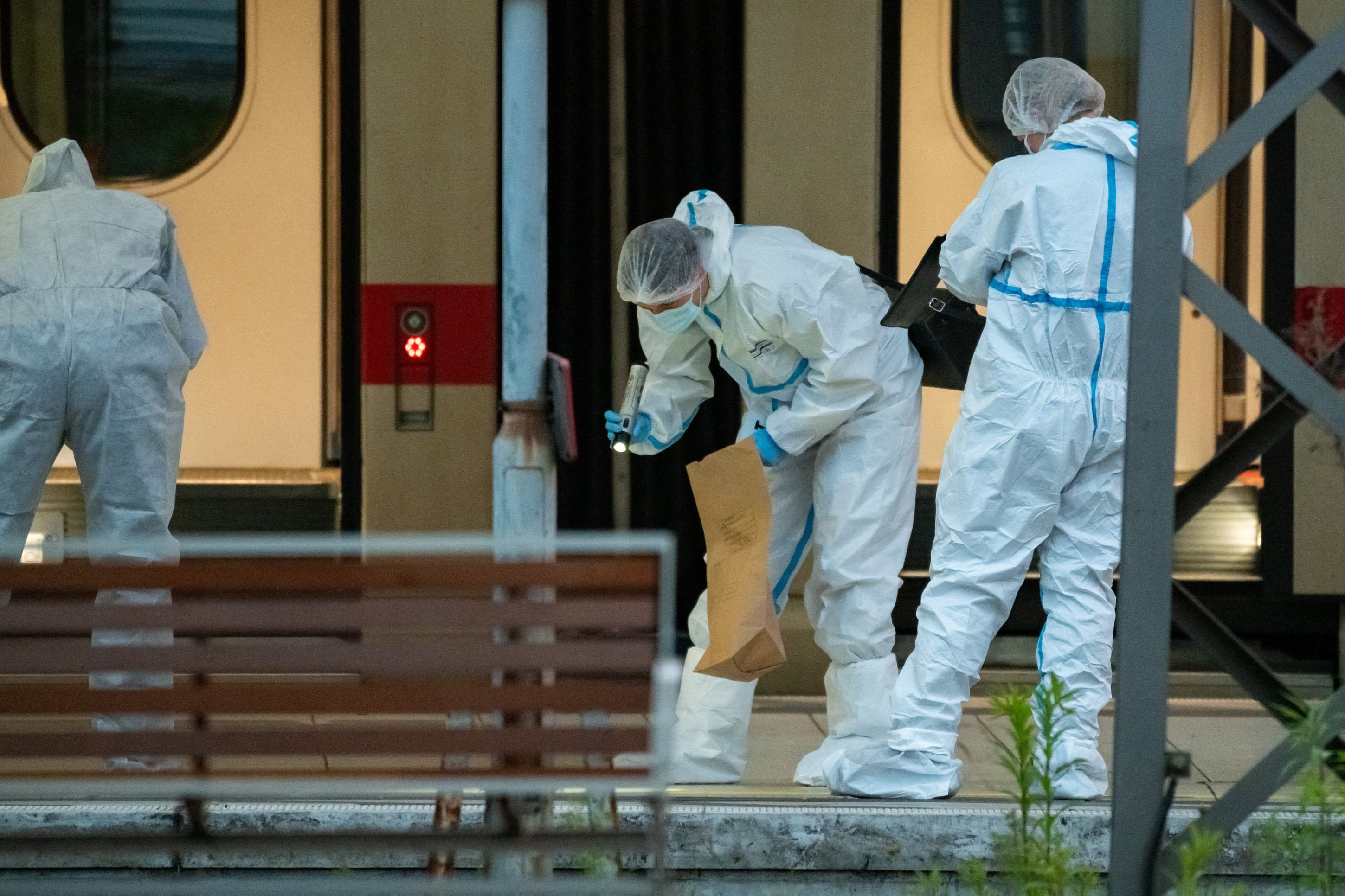  Policiais forenses investigam a situação na plataforma ferroviária da principal estação ferroviária de Hamburgo, onde pelo menos 12 pessoas ficaram feridas
