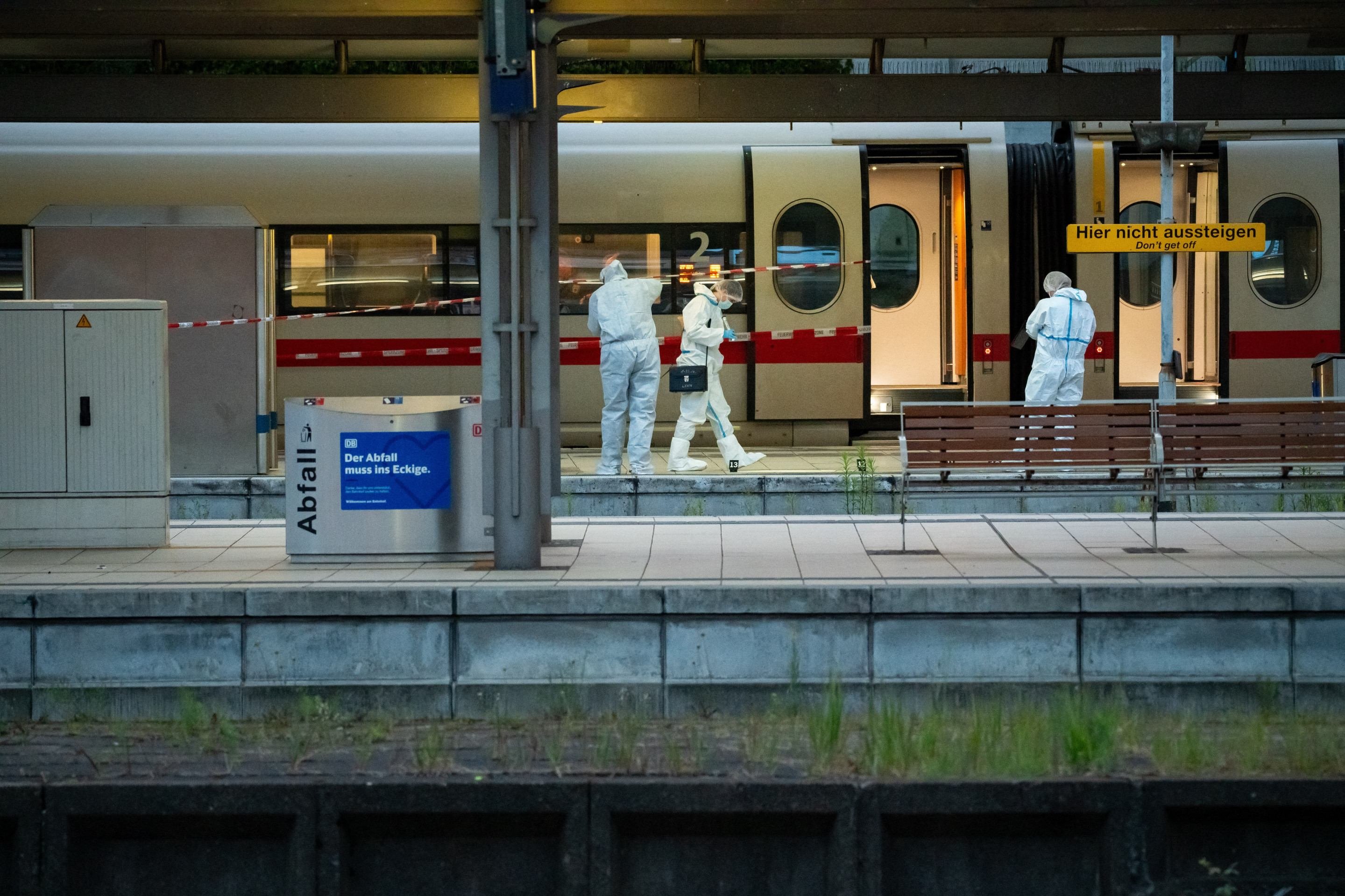 Policiais forenses investigam a situação na plataforma ferroviária da principal estação ferroviária de Hamburgo, onde pelo menos 12 pessoas ficaram feridas