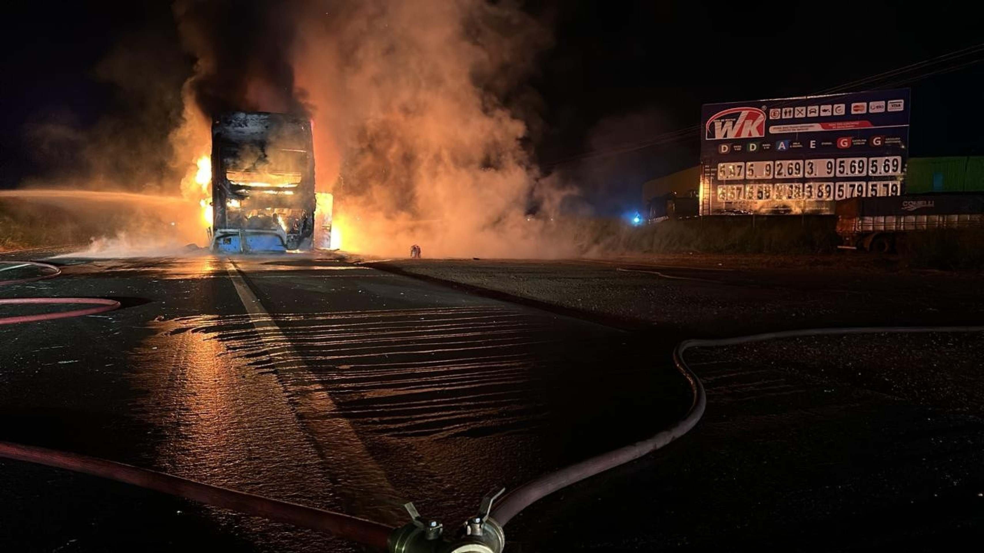 Ônibus com 30 passageiros pega fogo na BR-060