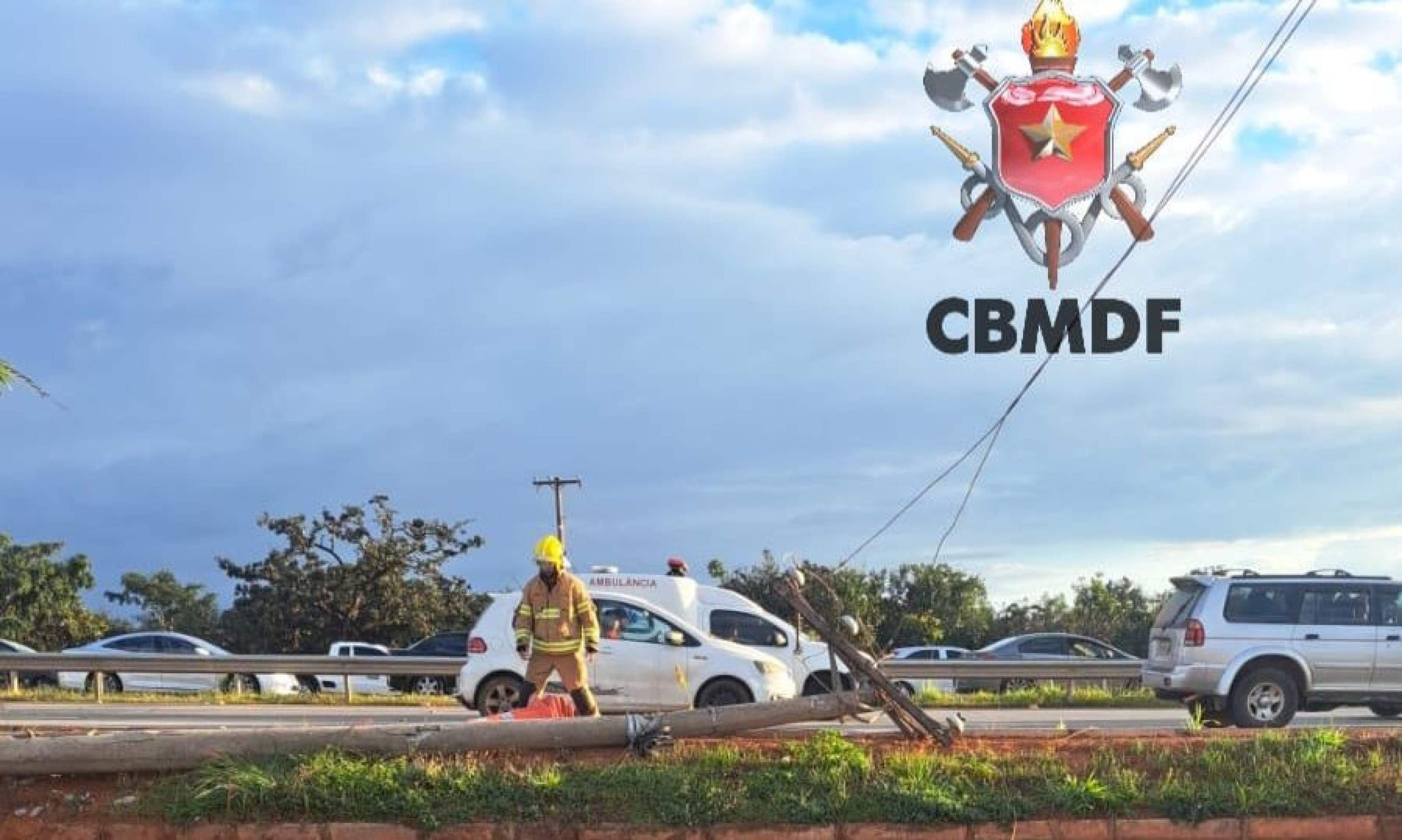 Caminhão derruba poste que atinge motoqueiro, na via Estrutural