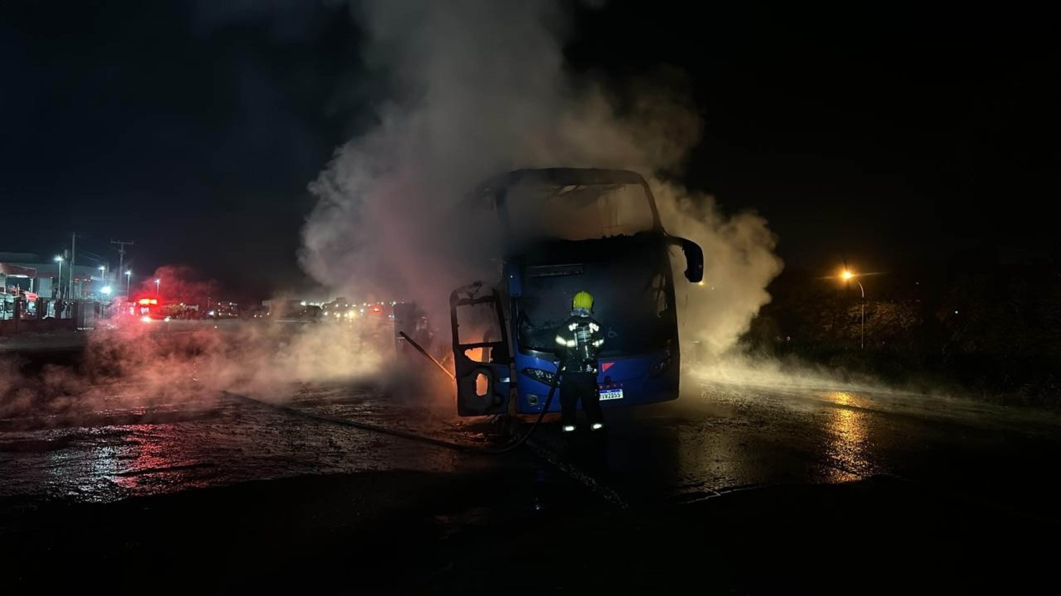 Ônibus com 30 passageiros pega fogo na BR-060
