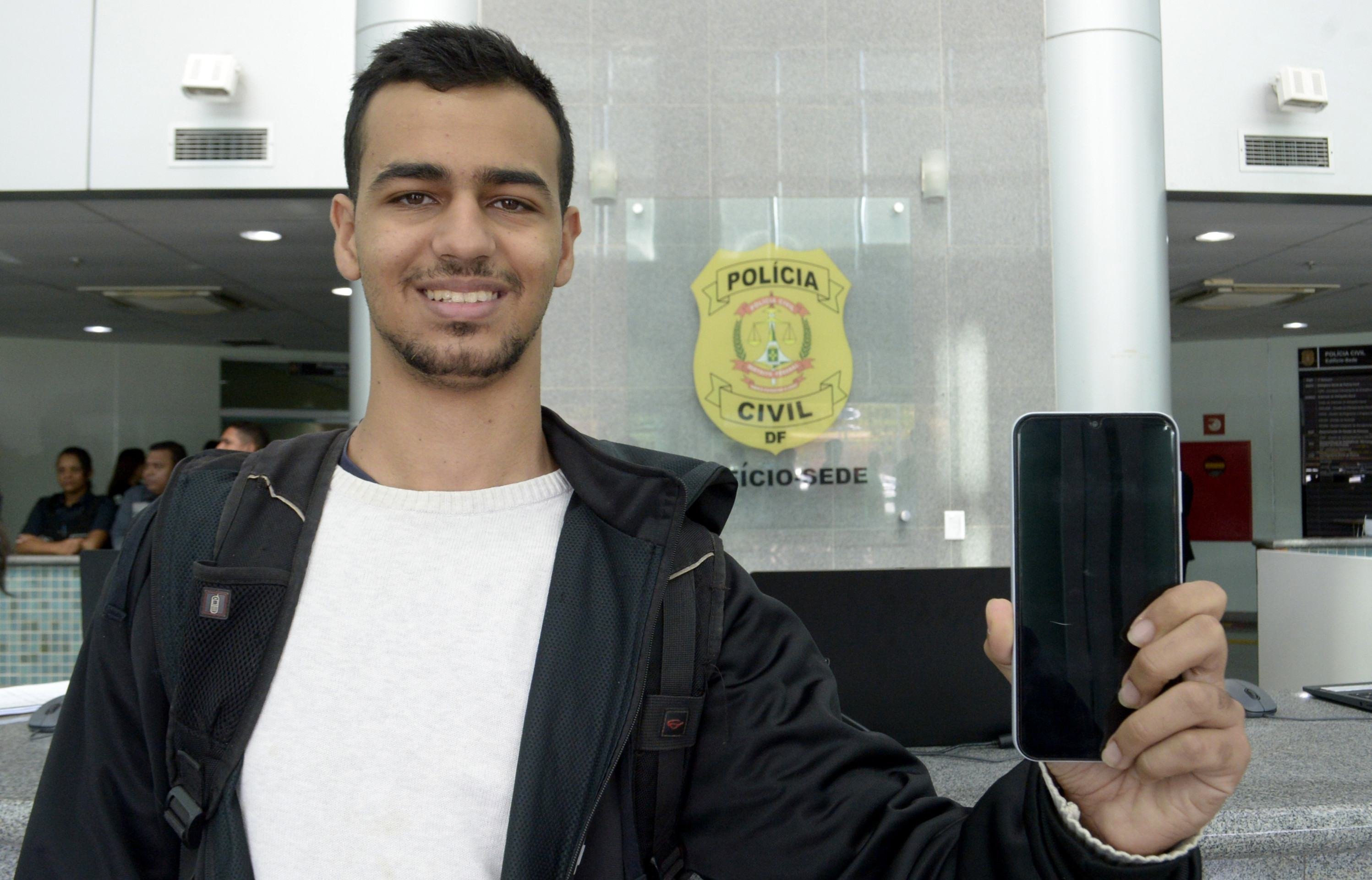 Em maio, PCDF fez entrega de celulares recuperados. Natan Luigi foi um dos que teve o aparelho resgatado após furto