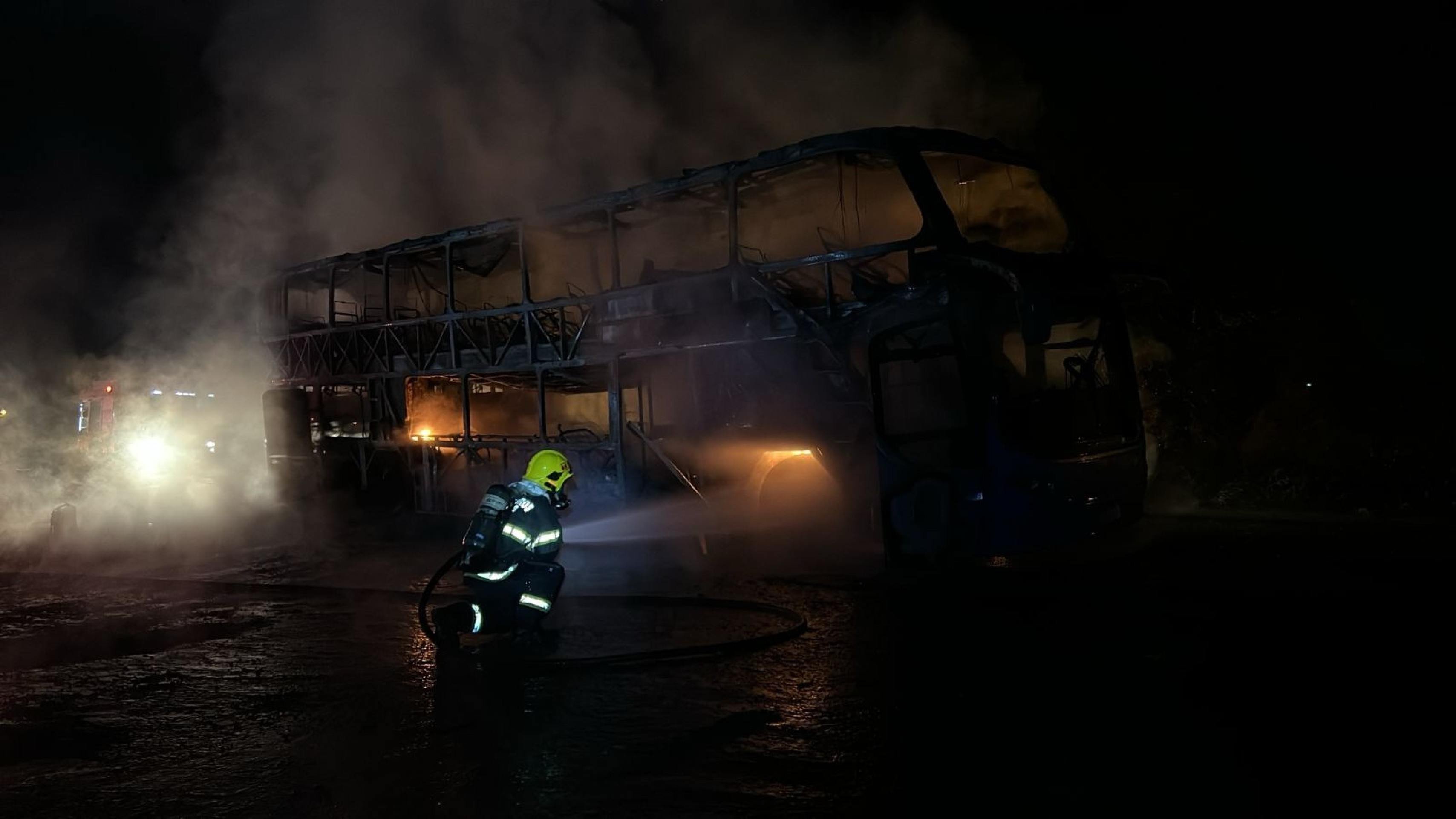 Ônibus com 30 passageiros pega fogo na BR-060