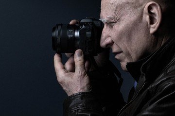  Sebastiao Salgado durante sessão 
de fotos em Paris, em 2021    
 -  (crédito:  JOEL SAGET / AFP)
