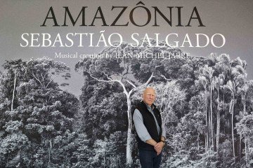 O fotógrafo documentarista brasileiro Sebastião Salgado posa para uma foto na pré-estreia de sua exposição Amazônia, no California Science Center, em 19 de outubro de 2022       -  (crédito: MARIO TAMA / GETTY IMAGES NORTH AMERICA / AFP)