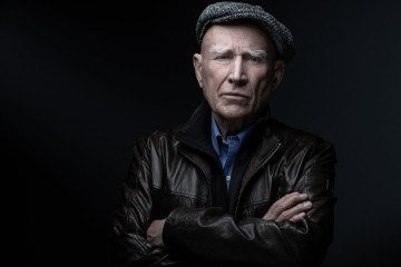  (FILES) Brazilian photojournalist Sebastiao Salgado poses during a photo session in Paris on May 18, 2021. Brazilian photojournalist Sebastiao Salgado, who died on May 23, 2025, spent five decades chronicling the best and worst of planet Earth, from far-flung natural wonders to horrifying human catastrophes. (Photo by JOEL SAGET / AFP)
       -  (crédito: JOEL SAGET / AFP)