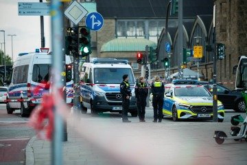 Policiais forenses investigam a situação na plataforma ferroviária da principal estação ferroviária de Hamburgo, onde pelo menos 12 pessoas ficaram feridas -  (crédito: Jonas Walzberg / AFP)