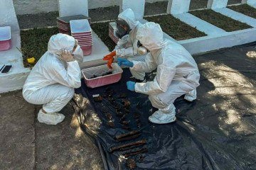 O memorial, que fica localizado no Rio de Janeiro, tem três prateleiras de cada lado que armazenavam as ossadas -  (crédito: Divulgação/Comissão Especial sobre Mortos e Desaparecidos Políticos)