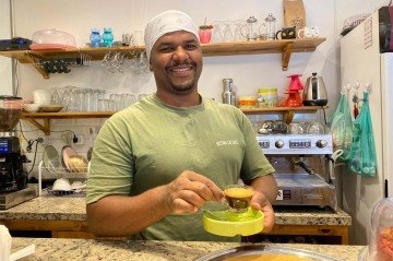 Barista há nove anos, Eric Santana ama a profissão -  (crédito: Bárbara Xavier// Correio Braziliense)