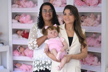 Cleide Martins Falcão e Karen Falcão, mãe e filha, são donas da Minha Infância Bebês Reborn, fábrica de bebês reborn no Barreiro, em BH -  (crédito: Leandro Couri/EM/D.A. Press.Brasil.MG.Belo Horizonte)