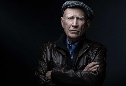  (FILES) Brazilian photojournalist Sebastiao Salgado poses during a photo session in Paris on May 18, 2021. Brazilian photojournalist Sebastiao Salgado, who died on May 23, 2025, spent five decades chronicling the best and worst of planet Earth, from far-flung natural wonders to horrifying human catastrophes. (Photo by JOEL SAGET / AFP)
       -  (crédito: JOEL SAGET / AFP)