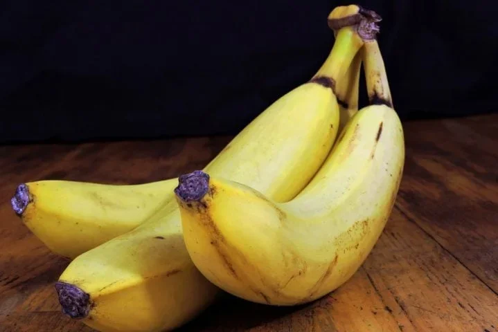 Ao longo da correria do dia a dia, as pessoas podem se sentir cansadas e desgastadas. Com isso, é preciso incluir em suas refeições, alimentos nutritivos, que forneçam energia. Algumas frutas são ideais para esse tipo de dieta balanceada e, se possível, atrelada a exercícios físicos.  - 