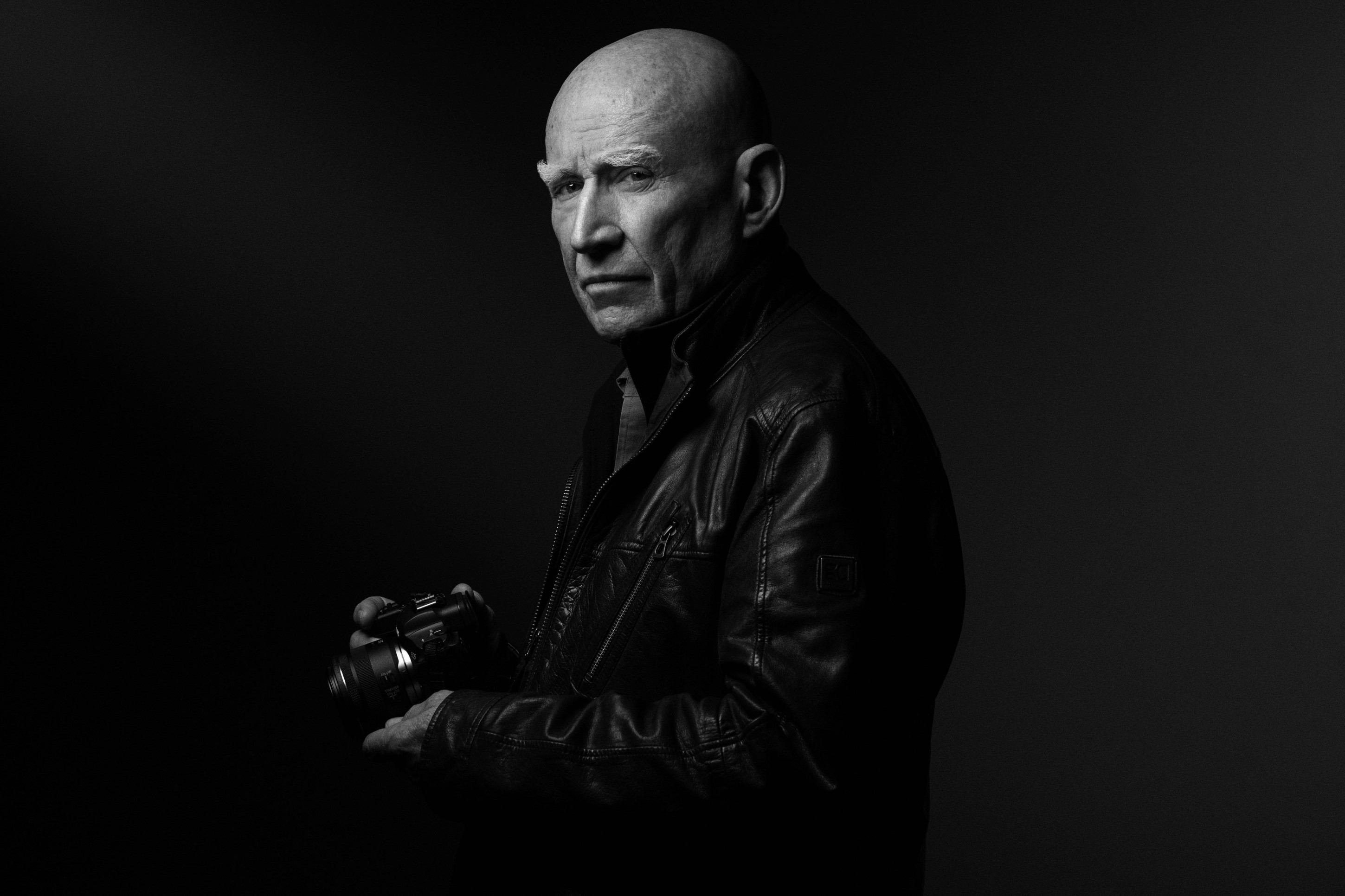  (FILES) Brazilian photographer Sebastiao Salgado poses during a photo session in Paris on May 18, 2021. Photographer Sebastiao Salgado has died aged 81, the Acad..mie des Beaux-Arts in Paris announced on May 23, 2025. (Photo by JOEL SAGET / AFP)     