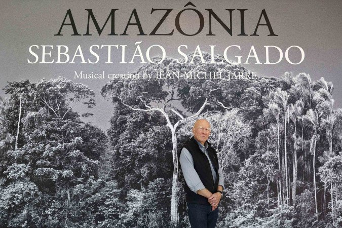 O fotógrafo documentarista brasileiro Sebastião Salgado posa para uma foto na pré-estreia de sua exposição Amazônia, no California Science Center, em 19 de outubro de 2022      
