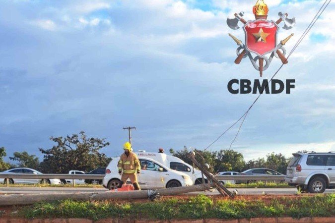 O acidente ocorreu na via Estrutural, sentido Plano Piloto, altura da chácara 135, lote 10, no Vicente Pires, envolvendo uma motocicleta.
- (crédito: Divulgação/CBMDF)) O acidente ocorreu na via Estrutural, sentido Plano Piloto, altura da chácara 135, lote 10, no Vicente Pires, envolvendo uma motocicleta.
- (crédito: Divulgação/CBMDF))