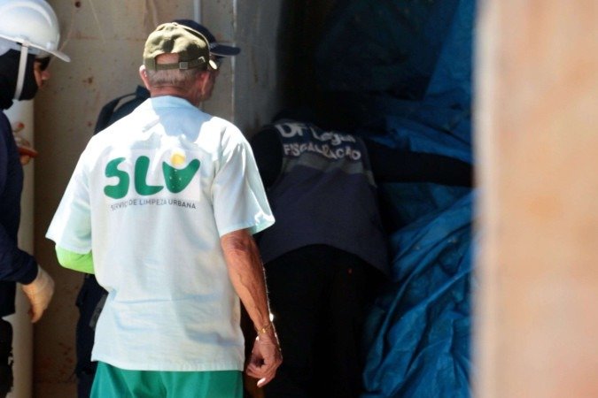 Os pertences recolhidos e levados ao depósito podem ser retirados pelos indivíduos em até 60 dias - (crédito: Agência Brasília) Os pertences recolhidos e levados ao depósito podem ser retirados pelos indivíduos em até 60 dias - (crédito: Agência Brasília)
