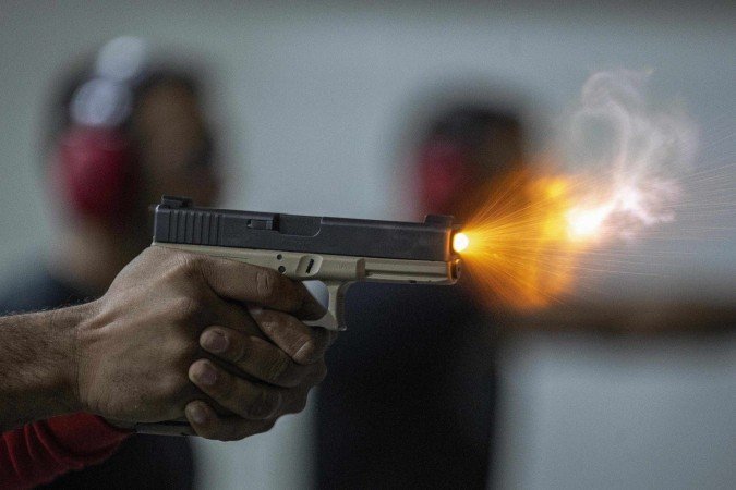 Relatório do TCU mostra que Exército licenciou mais de 5 mil pessoas condenadas por crimes, atropelando o Estatuto do Desarmamento - (crédito: Joédson Alves/Agência Brasil) Relatório do TCU mostra que Exército licenciou mais de 5 mil pessoas condenadas por crimes, atropelando o Estatuto do Desarmamento - (crédito: Joédson Alves/Agência Brasil)