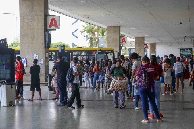 Em março deste ano, cerca de 100 vendedores foram transferidos para o estacionamento da plataforma superior, em frente ao Conjunto Nacional - (crédito: Joel Rodrigues/ Agência Brasília) Em março deste ano, cerca de 100 vendedores foram transferidos para o estacionamento da plataforma superior, em frente ao Conjunto Nacional - (crédito: Joel Rodrigues/ Agência Brasília)