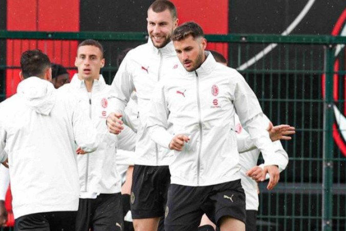 Jogadores do Milan durante treinamento da equipe - (crédito: Foto: Divulgação) Jogadores do Milan durante treinamento da equipe - (crédito: Foto: Divulgação)