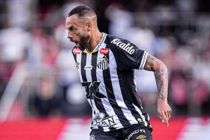 GUILHERME - Retornando de lesão, o atacante apareceu bastante para o jogo, foi uma boa peça no ataque, criou uma boa oportunidade de gol, mas acabou desperdiçando sua cobrança, o que marcou sua partida. Nota: 5,5 - Foto: Raul Baretta/Santos FC