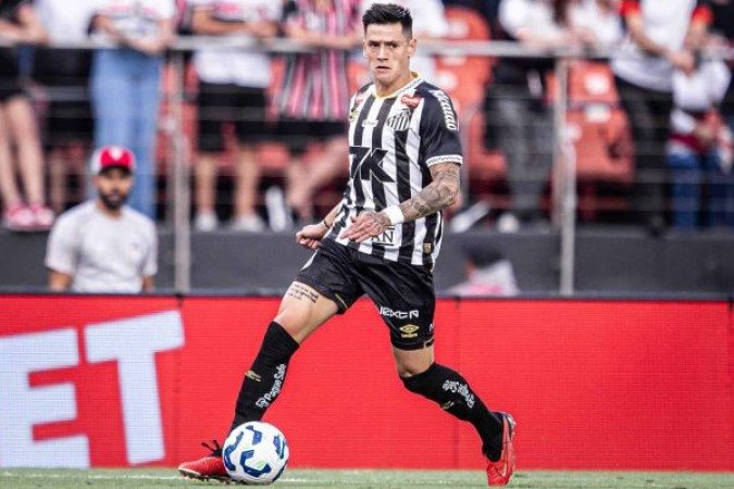 LÉO GODOY - Ganhando mais espaço com Cléber Xavier, não conseguiu mostrar o motivo desta confiança. Apareceu pouco no ataque e não teve muito sucesso nas disputas defensivas. Nota: 5 - Foto: Raul Baretta/Santos FC