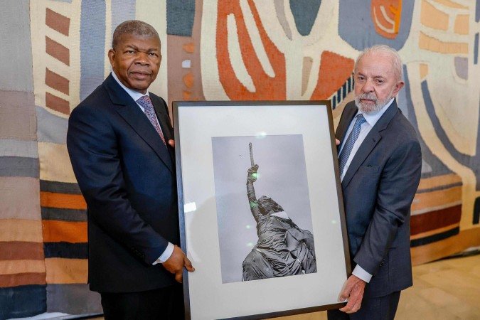 A entrega da foto ao presidente angolano pouco depois do anúncio da morte de Sebastião Salgado foi uma coincidência - (crédito: Ricardo Stuckert) A entrega da foto ao presidente angolano pouco depois do anúncio da morte de Sebastião Salgado foi uma coincidência - (crédito: Ricardo Stuckert)