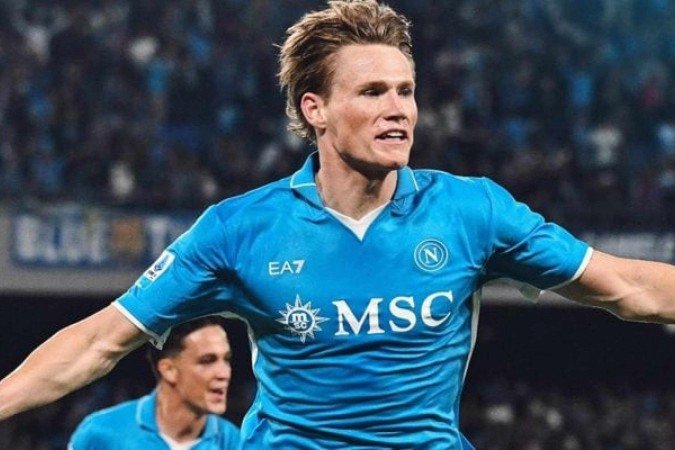 McTominay abriu o placar na vitória sobre a Cagliari com um golaço de voleio - (crédito: Foto: Divulgação) McTominay abriu o placar na vitória sobre a Cagliari com um golaço de voleio - (crédito: Foto: Divulgação)