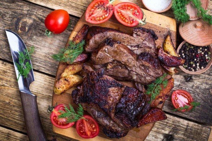 Paleta bovina assada com batatas (Imagem: istetiana | Shutterstock) - (crédito: EdiCase) Paleta bovina assada com batatas (Imagem: istetiana | Shutterstock) - (crédito: EdiCase)