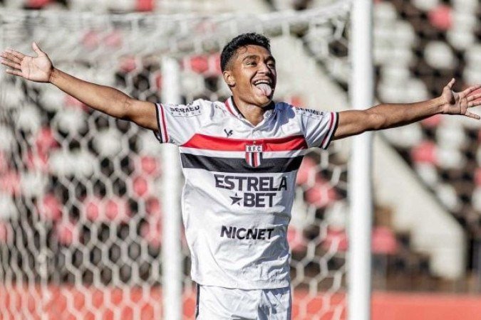 Pedro Severino, do Bragantino, causa comoção ao aparecer em janela do hospital - (crédito: Foto: Agência Botafogo-SP) Pedro Severino, do Bragantino, causa comoção ao aparecer em janela do hospital - (crédito: Foto: Agência Botafogo-SP)