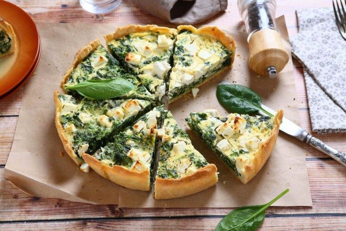 Torta de espinafre (Imagem: Afanasieva | Shutterstock) - (crédito: EdiCase) Torta de espinafre (Imagem: Afanasieva | Shutterstock) - (crédito: EdiCase)