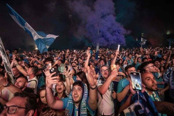 Torcedores do Napoli celebram o tetracampeonato da Itália - (crédito: Foto: Ivan Romano/Getty Images) Torcedores do Napoli celebram o tetracampeonato da Itália - (crédito: Foto: Ivan Romano/Getty Images)