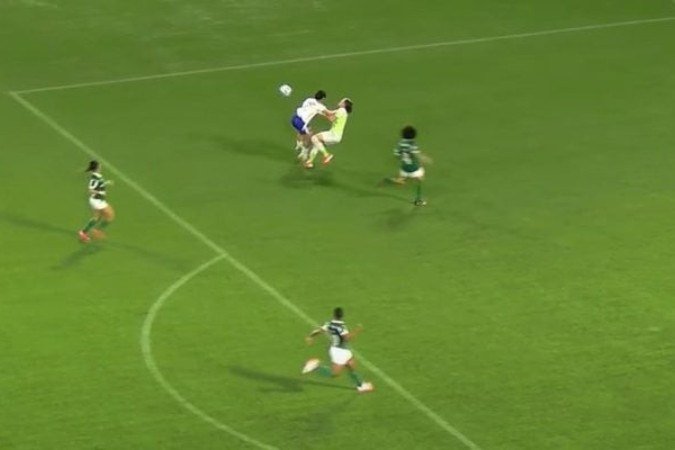 Tapia se choca com jogadora do Cruzeiro e cai desacordada - (crédito: Foto: Reprodução / Palmeiras TV) Tapia se choca com jogadora do Cruzeiro e cai desacordada - (crédito: Foto: Reprodução / Palmeiras TV)