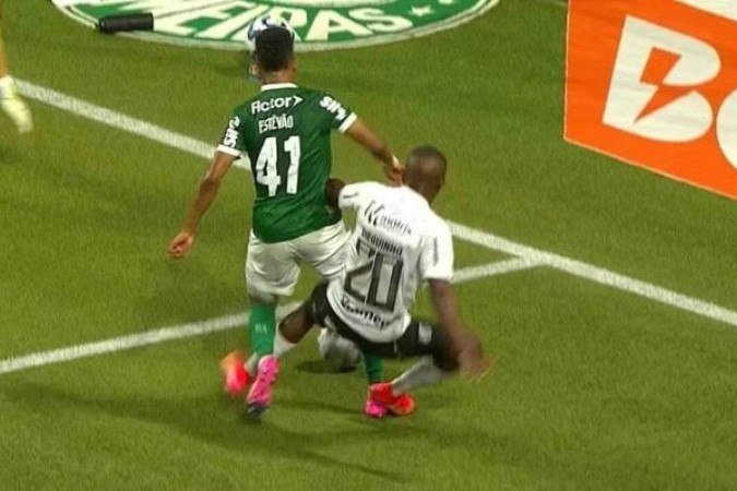 Estêvão sofreu pênalti quando a partida entre Palmeiras e Ceará ainda estava 0 a 0 - (crédito: Foto: Reprodução) Estêvão sofreu pênalti quando a partida entre Palmeiras e Ceará ainda estava 0 a 0 - (crédito: Foto: Reprodução)