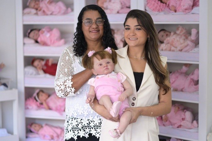 Cleide Martins Falcão e Karen Falcão, mãe e filha, são donas da Minha Infância Bebês Reborn, fábrica de bebês reborn no Barreiro, em BH - (crédito: Leandro Couri/EM/D.A. Press.Brasil.MG.Belo Horizonte) Cleide Martins Falcão e Karen Falcão, mãe e filha, são donas da Minha Infância Bebês Reborn, fábrica de bebês reborn no Barreiro, em BH - (crédito: Leandro Couri/EM/D.A. Press.Brasil.MG.Belo Horizonte)