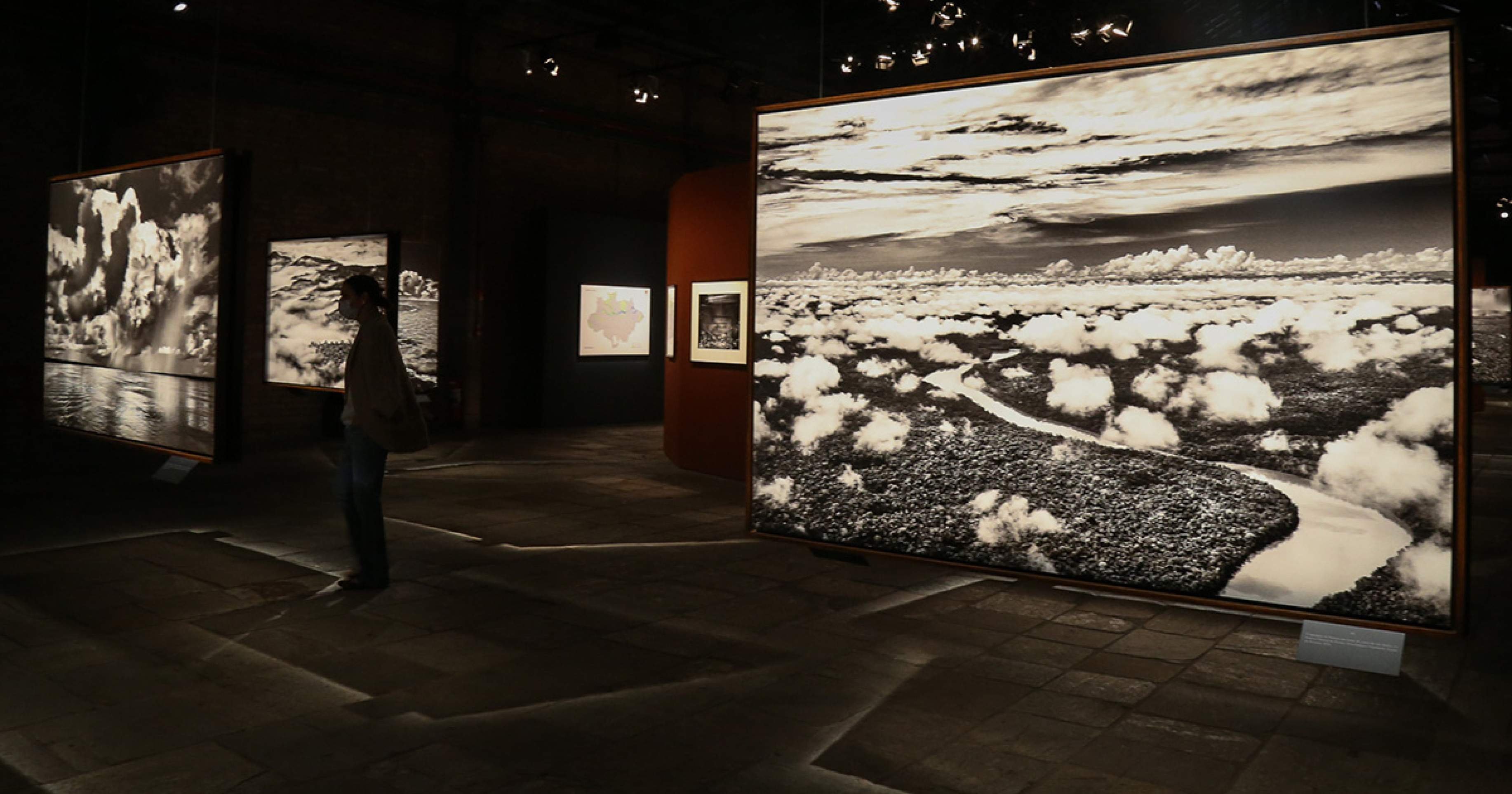 Na exposição 'Amazônia' há fotos de 1998, do início do ano 2000, em um total de 48 viagens