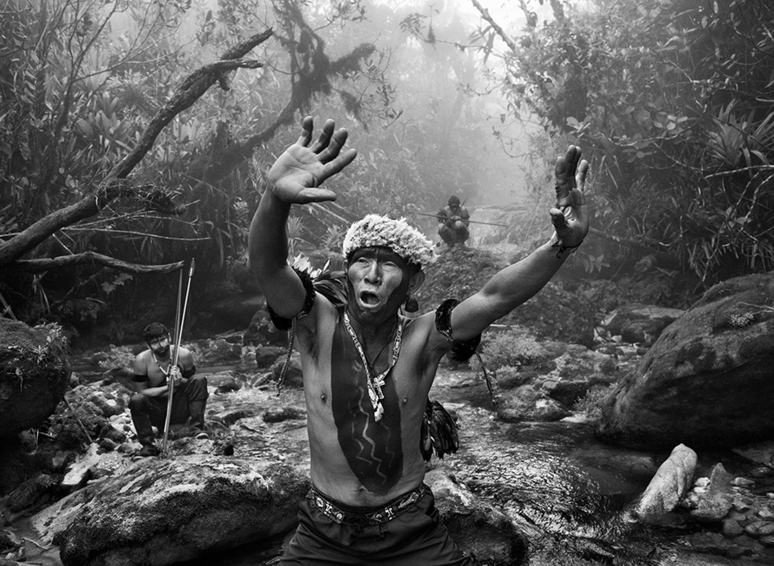 Xamã yanomami em ritual durante a subida para o Pico da Neblina, no Amazonas, em 2014