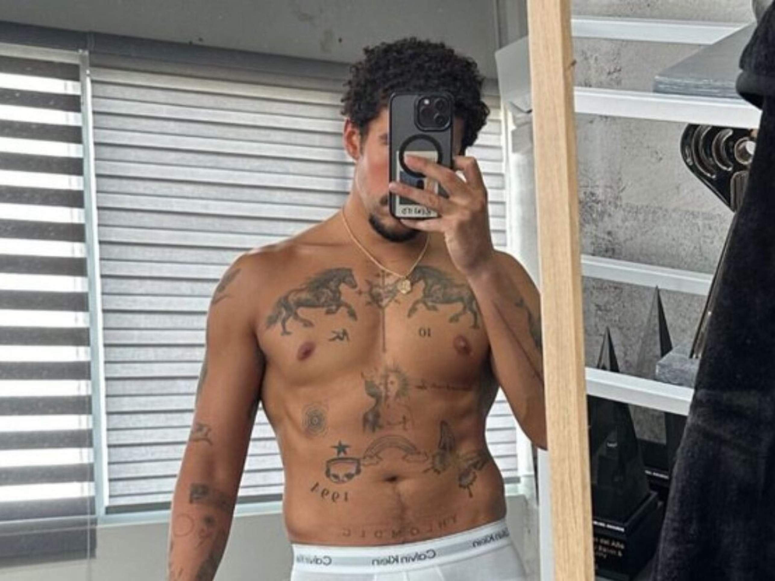 Bad Bunny agita a web com foto de cueca branca Bad Bunny agita a web com foto de cueca branca