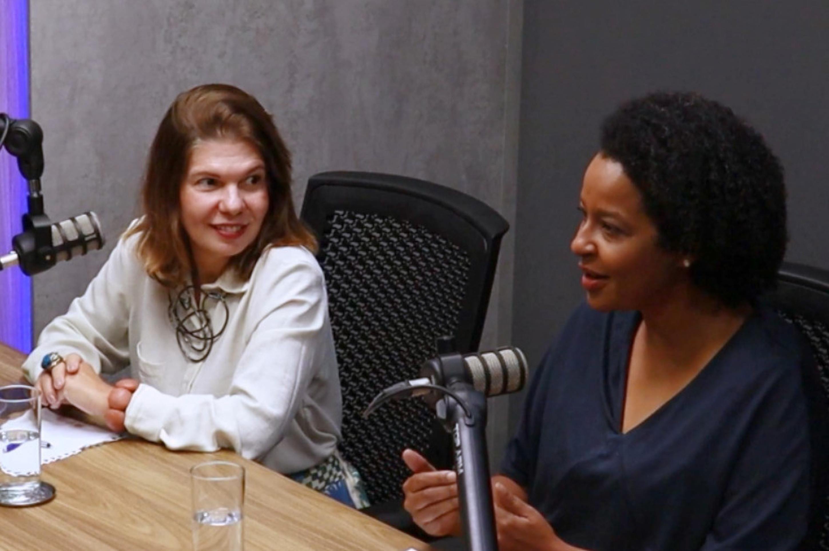 Sibele Negromonte e Carmen Souza em entrevista com Cris Pàz para o podcast podEnvelhecer