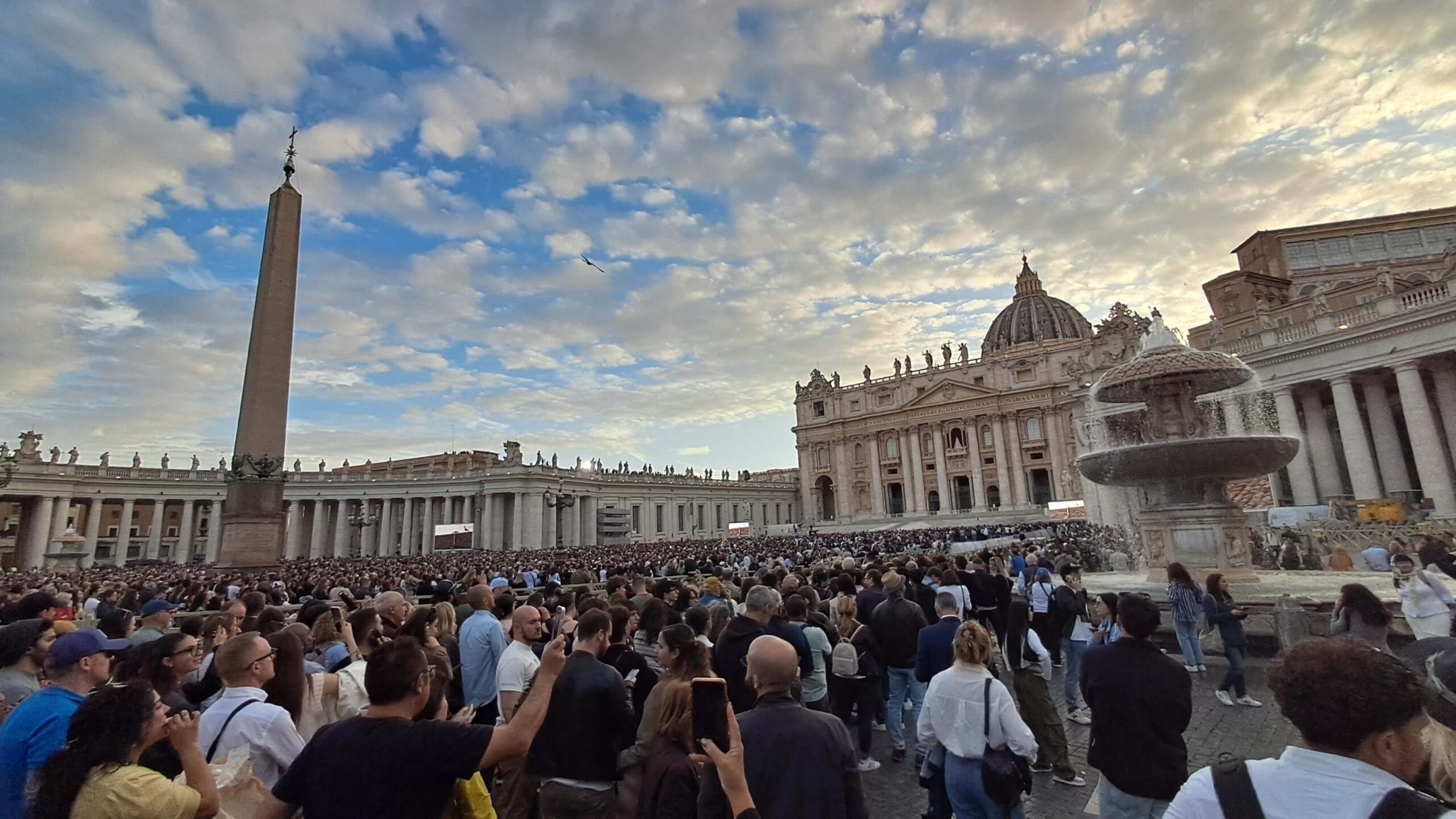 Conclave: o livro, o filme e um dia na Praça São Pedro