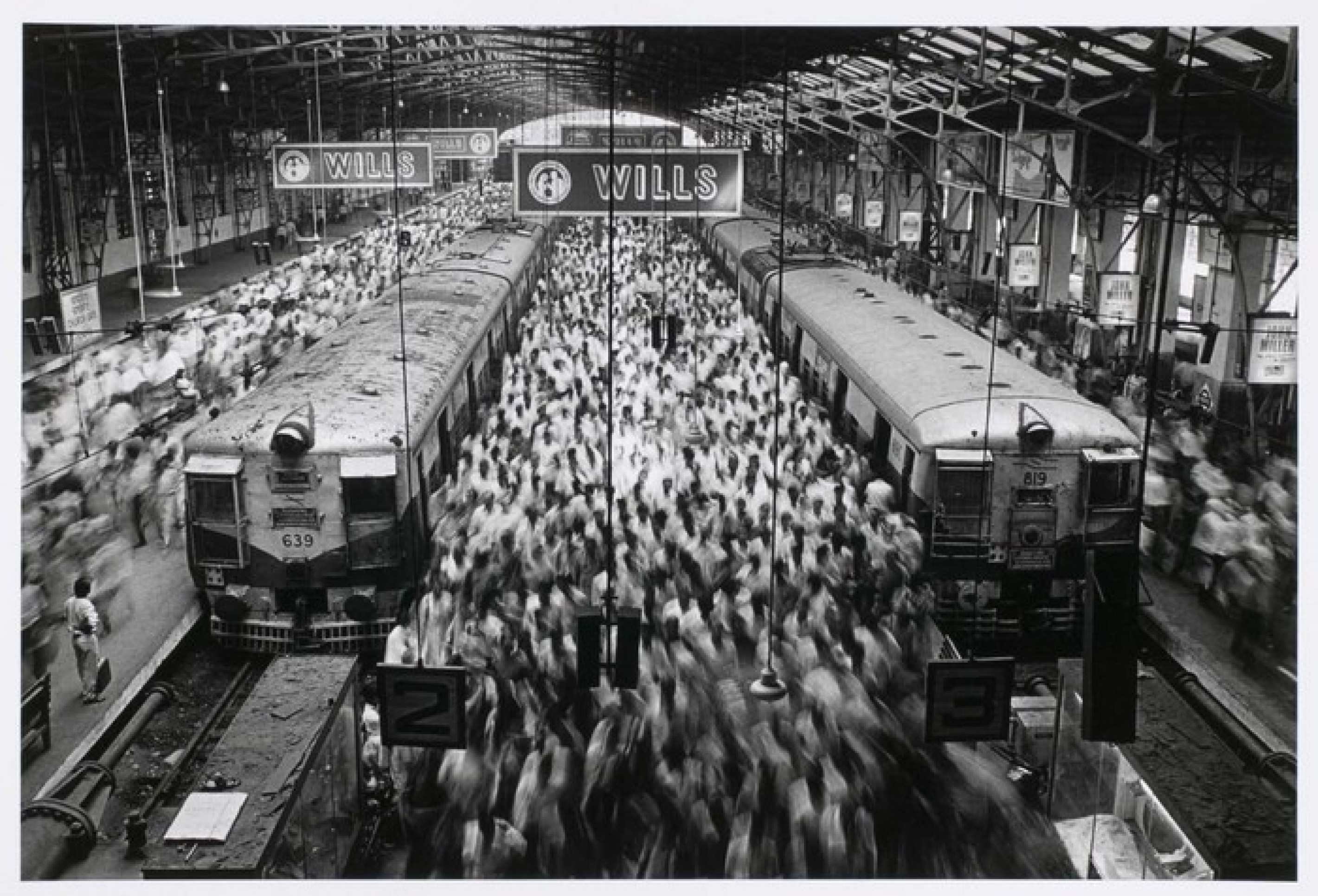 
Sebastião Salgado
Church Gate é a estação terminal da Ferrovia Ocidental, construída pelos britânicos; o sistema ferroviário cobre grande parte da Índia. Os trens são notórios por sua perigosa superlotação.